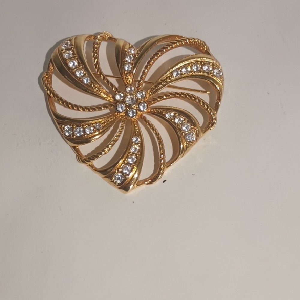 Vintage Avon Heart Shaped Broach Gold Tone With Beautiful Rhinestones